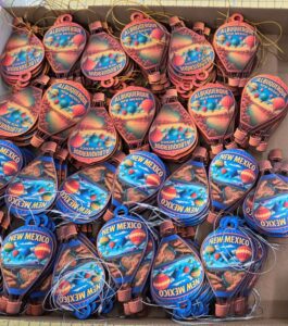 Hot air balloon magnets and hanging ornaments. Let's create an item to give to your clients